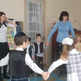 Детский сад и школа встречают Песах и пекут мацу
