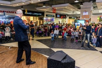 Зажигание пятой ханукальной свечи в ТРЦ “Фабрика”