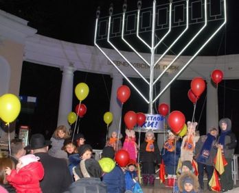 Ханука дарит херсонцам горящую всеми огнями Менору!