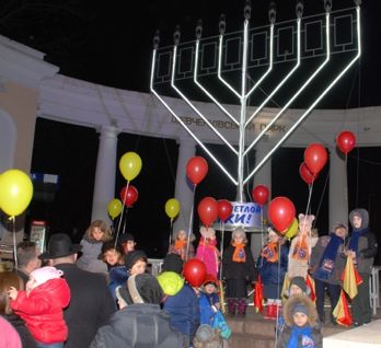 Ханука дарит херсонцам горящую всеми огнями Менору!