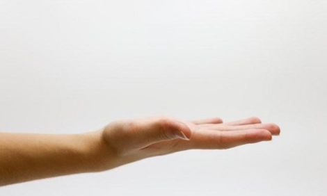 Почему тфилин накладывают на левую руку?