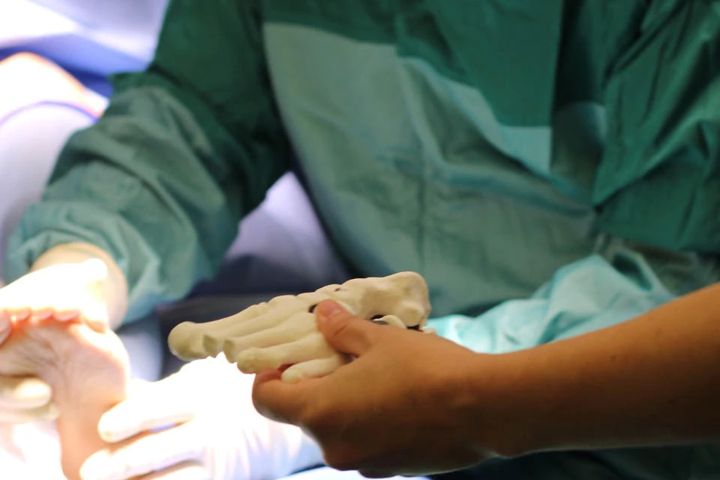 10-летнего мальчика спасли от ампутации ноги  с помощью напечатанного на принтере протеза.