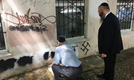 В Одессе главный раввин собственноручно закрасил антисемитские надписи на стенах