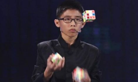 Новый рекорд: китайский подросток собрал три кубика Рубика, жонглируя ими