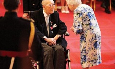 Елизавета II вручила 101-летнему ветерану-еврею Орден Британской империи
