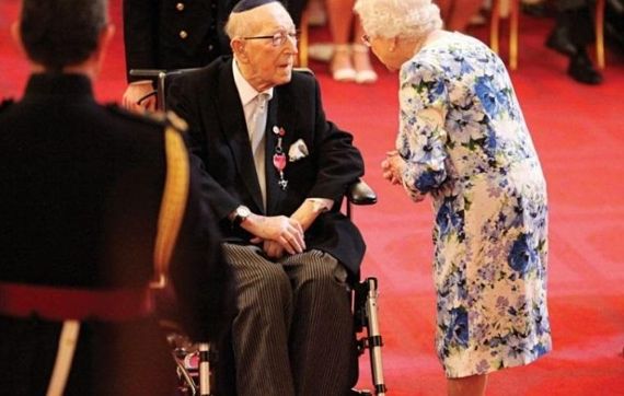 Елизавета II вручила 101-летнему ветерану-еврею Орден Британской империи