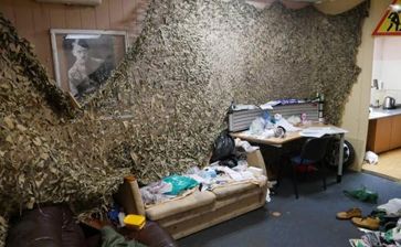 Поліція поїхала шукати бунтарів з-під ГПУ, а там офіс із Гітлером