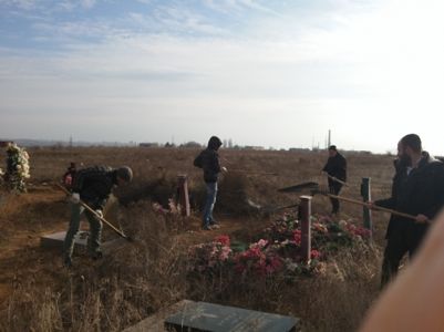 Уборка еврейского кладбища