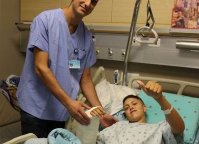 Хирург-репатриант в Иерусалиме пришил молодому человеку отпиленную руку