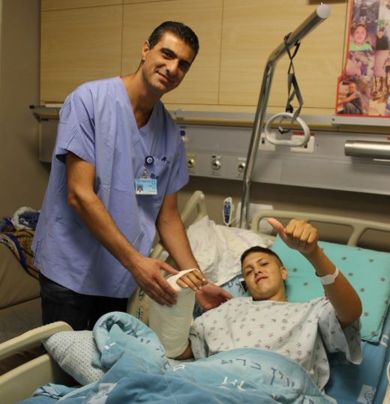 Хирург-репатриант в Иерусалиме пришил молодому человеку отпиленную руку