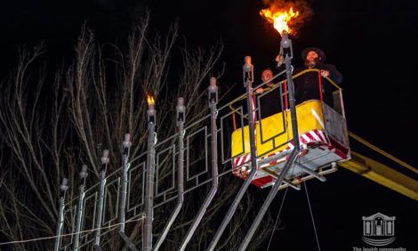 Огни Херсонской меноры несут всем свет, мир, тепло и преуспевание