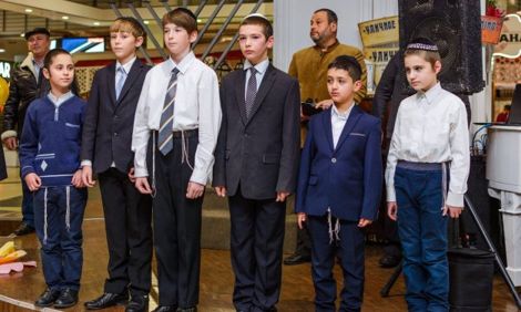 Зажигание первой Ханукальной свечи в ТРЦ “Фабрика”