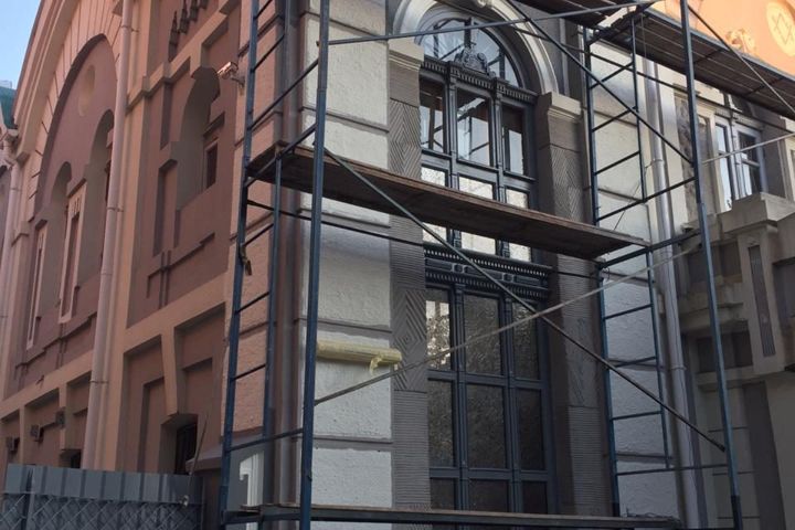С Б”П начали ремонт фасада здания синагоги после акта антисемитизма