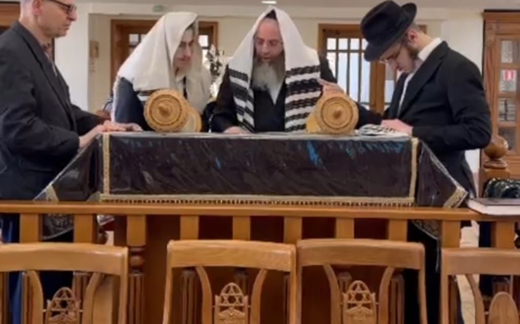 На тлі складної безпекової ситуації та безперервних обстрілів громада Херсона продовжує нести  світло віри, єдності та надії.