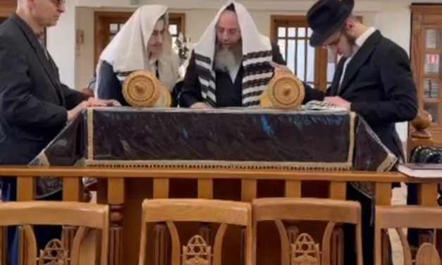 На тлі складної безпекової ситуації та безперервних обстрілів громада Херсона продовжує нести  світло віри, єдності та надії.